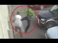 شاب يركل امرأة بالشارع لشعوره بالملل - فيديو
