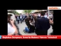 بالفيديو: مستشار أردوغان يركل أحد المحتجين