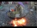 رجل في السبعين من عمره "يطبخ" نفسه (فيديو)
