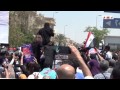 بالفيديو…نساء يتسلقن سيارة مرسي اعتراضاً على سياسته
