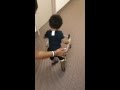 بالفيديو .. طفل يقاوم الإعاقة بعزيمة رجل﻿