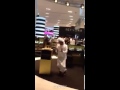 شاهد بالفيديو: شاب إماراتي يرقص في دبي مول بطريقة تثير الاستياء