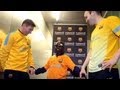 طفل كفيف يتعرف على نجوم برشلونة باللمس - فيديو