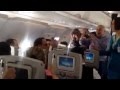 بالفيديو.. مسافر لبناني يحول الطائرة لمسرح غنائي رغم استياء المضيفة!