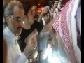 بالفيديو.. الوليد بن طلال يقود دراجة ويمازح شباباً