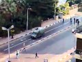 شاهد بالفيديو : شاب "مصري" يقفز فوق المدرعة