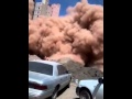 لحظه انهيار عمارة على اخرى في السعودية - فيديو