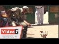 بالفيديو.. شرطي يستجوب "دجاجة" ويطلب منها رقم بطاقتها