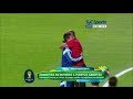 مشجع برازيلي ينحني ليقبل قدم ميسي